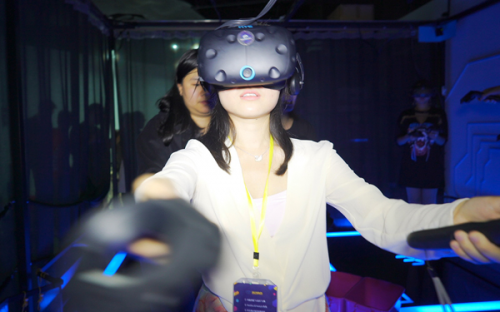 MacHouse嘉年华上三七互娱的VR产品引发体验者排起长龙